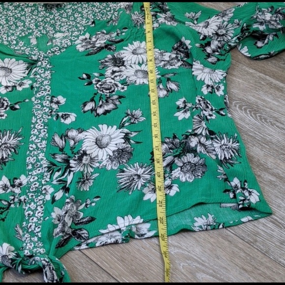 Avenue Green Floral Flowy Top Front Tie sz 22/24 - Picture 7 of 7
